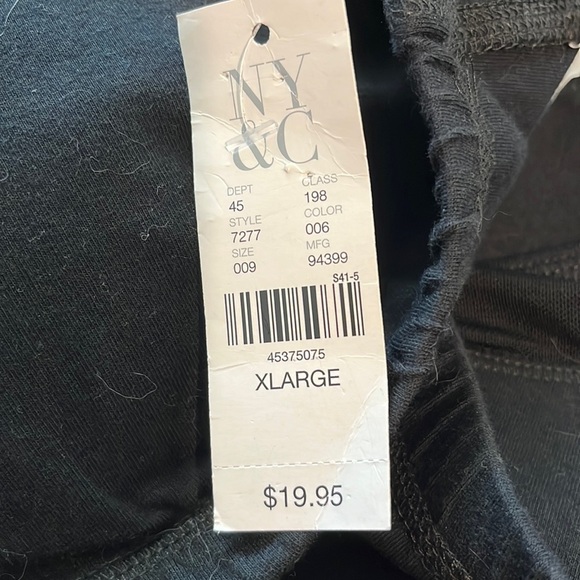 New York and Company size XL sports bra with padding and mesh back. - Picture 5 of 5